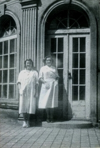 Klára Vylítová vlevo, v práci na Veleslavíně, Praha, 1951
