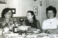 Oslava narozenin maminky (90 let), Klára Křehlíková vpravo, sestra Marta vlevo od maminky, Praha, 1987