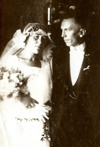 Svatební fotografie rodičů pamětnice, Pavly a Františka Vylítových, kaple zámku v Chotovinách, 1923