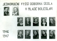 Klára uprostřed ve spodní řadě, Jednoroční vyšší odborná škola, 1946–1947