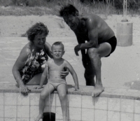 Rodinná dovolená Bulharsko, maminka, tatínek a syn, rok 1975