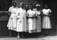 Klára druhá zleva v plášti s kolegy v plicní léčebně Veleslavín, Praha, 1960