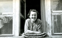 Klára Křehlíková v okně ve Vestci, 1963
