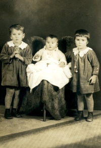 Tři sestry Vylítovy, Klára uprostřed, Vídeň, cca 1929