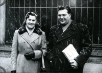 MUDr. Aleš Křehlík s Klárou, promoce na lékařské fakultě UK, Praha, 1955
