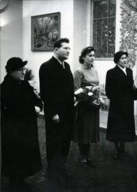 Svatební obřad, Aleš a Klára Křehlíkovi s maminkami, Vinohradská radnice, Praha, 1955