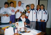 Běh Terryho Foxe, foto s Grahamem Kenyonem, pamětnice nahoře první zleva, rok 2003