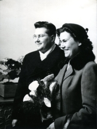 Manželé Křehlíkovi, svatební foto, Praha, 1955