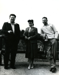 S manželem Alešem (vlevo) a kamarádem na výletě, 1965