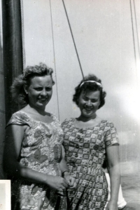 Klára (vpravo) s kamarádkou na výletě, Balaton, 1963