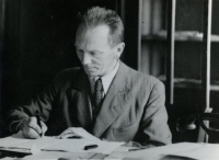Tatínek JUDr. František Vylít ve své kanceláři, Mladá Boleslav, cca 1928