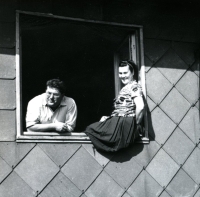 Manželé Křehlíkovi v okně, Vestec, 1965