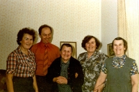 Rodinná fotografie, zleva: Klára, bratr Jaroslav, maminka Pavla, sestry Marta a Blanka, Praha, 1987