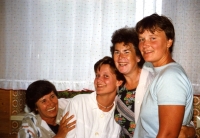 Klára (druhá zprava) mezi vídeňskou částí rodiny, Vídeň, 1990 