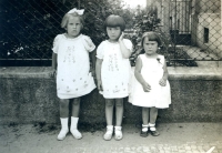 Trochu starší tři sestry Vylítovy, Klára vpravo, Mladá Boleslav, 1931