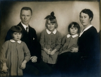Rodinná fotografie, tři sestry s rodiči, Klára na klíně u maminky, Mladá Boleslav, 1932