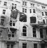 Dům a byt, kde bydleli Štifterovi (Římská 43, Praha - Vinohrady) po náletu 14. února 1945
