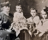 Stará mama Hermina Kreisz s deťmi (zľava): Oľga (matka Marianny), Mikuláš, Magda 