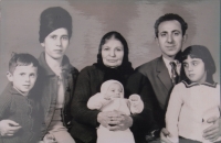Sofie Cakirpaloglu and her family: her husband Kosiliadis, two daughters, a son and her mother-in-law.