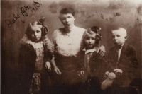 Kateřina Procházková with her children in 1918
