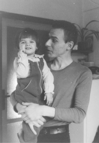 Jan Hrabina se svou dcerou po návratu z vězení, Praha, jaro 1983