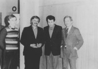 Zleva: Jan Hrabina, Jiří Dienstbier, Dominik Duka a Václav Havel, byt Václava Havla, rok 1983