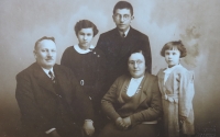 Rodina pamätníkovho dedka (uprostred). Prvý zľava je pradedko, lekár a starosta, ktorý organizoval "šachový odboj". Fotografia z 1. januára 1935. 