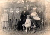 Rodinná fotografie z roku 1935, Marie Henzlová sedí na židličce před svými rodiči