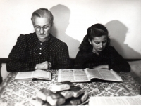 Marie Henzlová se svojí maminkou, která zahynula zřejmě během věznění