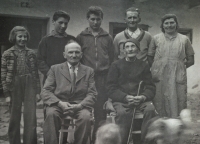 Marie (vlevo) s bratry a rodiči, dole s hůlkou sedí otec Huga Vaníčka, 1957