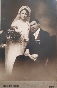 Svatební fotografie rodičů pamětníka, Antonie a Gustava Josefa Maláčových, 1919