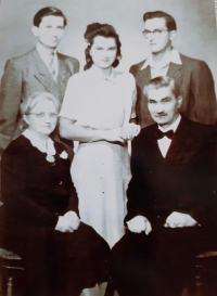 A family photo of the Maláč family: from left children Vlastislav, Jiřina, Bořivoj, Prague 1942 