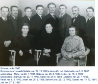 Sourozenci Maláčovi, děti Josefa a Jenovefy. Gustav Josef, otec pamětníka, druhý zprava, 1943