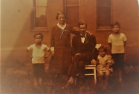 Rodina Maláčových, Vlastislav vpravo se sourozenci Jiřinou a Bořivojem, Plzeň 1933