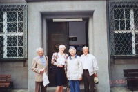 Vlastislav (vlevo) s bratrem Bořivojem a jeho ženou Marian před budovou sboru ECM, Praha 2002