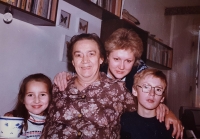 Žena Jiřina s vnoučaty, Praha 1989