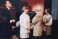 Vlastislav Maláč gratuluje k svatbě novomanželům Kodetovým, Ústředí církve ECM, Praha 2000