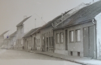 Rodný dům pamětnice v Hložkově ulici v Otrokovicích označený šipkou
