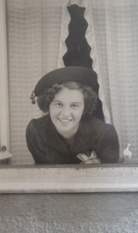 Maminka pamětnice v okně rodného domu, 1940