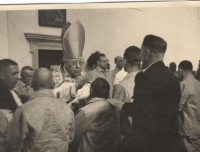 Otec Václav Prüher při biřmování vězňů ve Valdicích 