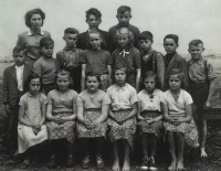 Marie v páté třídě, dole uprostřed bosa, 1958