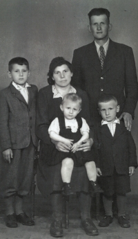 Rodina Grunwaldova, 1948, rodiče, bratři, Marie na klíně maminky