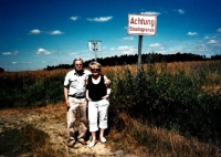 S manželkou na místě, kde v roce 1953 ilegálně přešel hranici z Československa do Rakouska