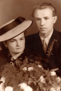 Svatební fotografie z roku 1942 sestry Anežky a Pravoslava Kováře, oba dva zahynuli na konci války