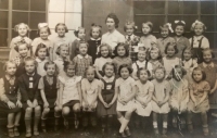 První třída v obecné škole ve Vojtěšské ulici v Praze, 1938-1939. Učitelka Věra Urajová. Anna druhá zprava dole (poškrábaná)