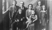Rodinné foto 1942, zleva nahoře: Josef, tatínek, maminka, Anna. Zleva dole: Irena, Jaroslav, Květa