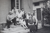 Alois Škorpil (nahoře) s dědou a babičkou Knapovými, rodiči a dalšími příbuznými, 1960