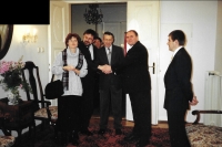 Na maďarském velvyslanectví s manželkou, prof. Petrem Rákosem a velvyslancem Kristófem Forraim, Praha říjen 2000