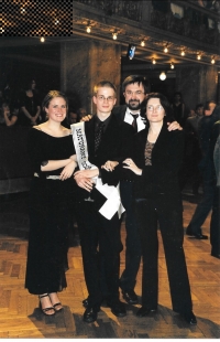 Na maturitním plese syna Oty s manželkou a dcerou Adélou, Praha 2003