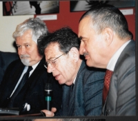Zleva Petr Pithart, György Konrád a Karel Schwarzenberg, Budapešť 2004
